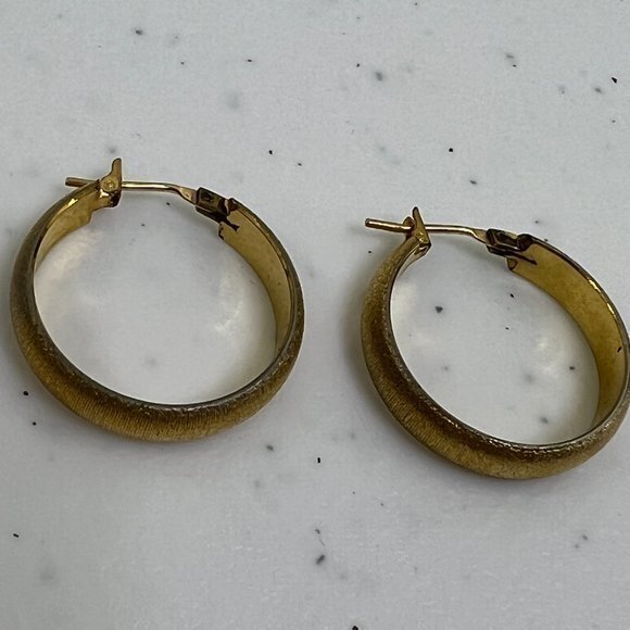 Gold Tone Hoop Earrings Textured 3/4 Inch Thin Dainty Pierced Matte - Picture 2 of 7